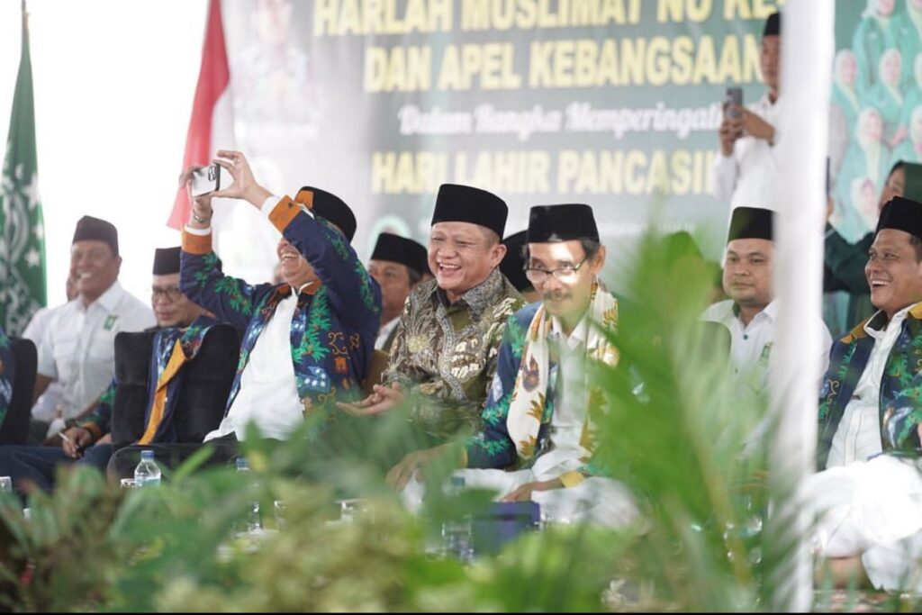 Bupati OKU Timur Ir H Lanosin menghadiri Harlah Muslimat ke-77 sekaligus Apel Kebangsaan Dalam Rangka Memperingati Hari Lahir Pancasila bertempat di Lapangan KONI Belitang. Kamis,  (01/06/2023).