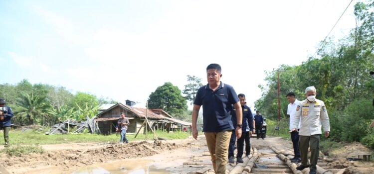 Gubernur Herman Deru bertolak menuju Kecamatan Cengal Kabupaten OKI, Jumat (2/6/2023) untuk meninjau langsung kondisi sejumlah ruas jalan di kecamatan tersebut yang menurut laporan mengalami kerusakan cukup parah