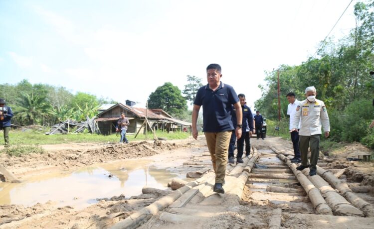 Gubernur Herman Deru bertolak menuju Kecamatan Cengal Kabupaten OKI, Jumat (2/6/2023)  untuk meninjau langsung kondisi sejumlah ruas jalan di kecamatan tersebut yang menurut laporan mengalami kerusakan cukup parah