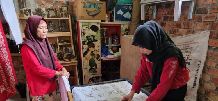 Lela, seorang warga Tanjung Enim, memberanikan diri untuk mendirikan usaha kerajinan batik dengan nama LA Batik Kujur pada awal 2019 setelah sebelumnya mengikuti pelatihan membatik yang diselenggarakan PT Bukit Asam Tbk (PTBA)