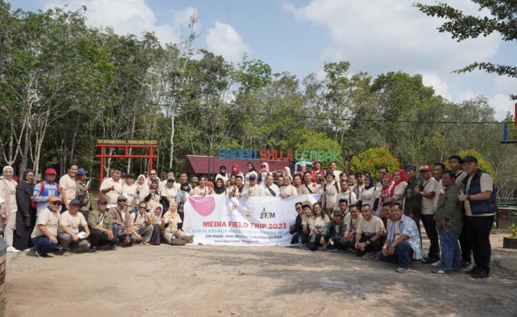 SKK Migas Perwakilan Sumbagsel - KKKS Wilayah Sumsel melakukan kegiatan Media Engagement melalui Field Trip dengan Forum Jurnalis Migas (FJM) di Danau Shuji Lembak, salah satu wilayah mitra binaan PHR Zona 4 pada Rabu, (7/06)