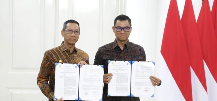 PT PLN (Persero) dengan Pemprov DKI menandatangani Kesepakatan Bersama untuk mengolah sampah kota DKI Jakarta menjadi Bahan Bakar Jumputan Padat di Balaikota DKI Jakarta, Kamis (8/6)