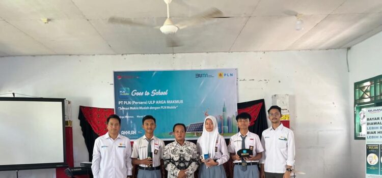 PLN Unit Layanan Pelanggan Argamakmur melaksanakan Program PLN Mobile Goes to School ke SMA Negeri 1 Kabupaten Bengkulu Utara