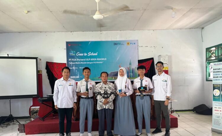 PLN Unit Layanan Pelanggan Argamakmur melaksanakan Program PLN Mobile Goes to School ke SMA Negeri 1 Kabupaten Bengkulu Utara