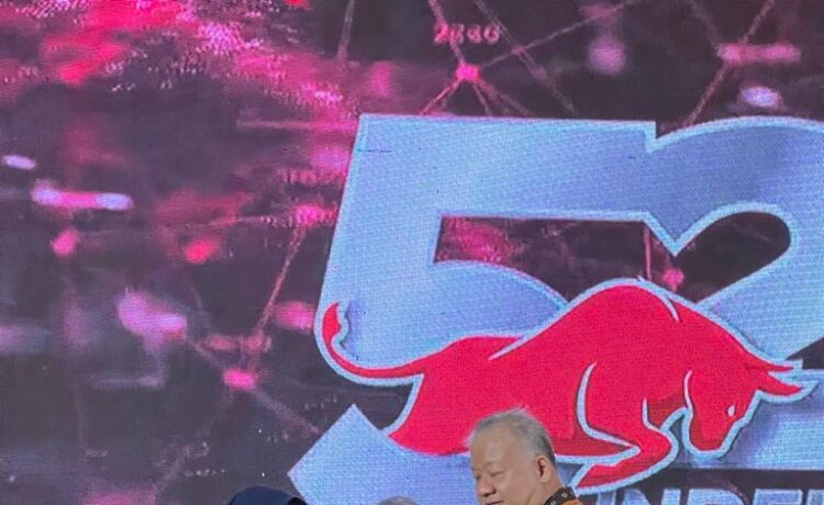 Komisaris Utama Idnfinancials Harianto Solichin menyerahkan penghargaan secara langsung kepada Direktur Keuangan dan Manajemen Risiko PT Bukit Asam Tbk (PTBA) Farida Thamrin