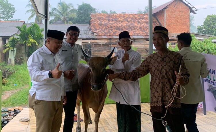 PT Angkasa Pura menyerahkan 2 ekor sapi kepada masyarakat sekitar Bandara Sultan Mahmud Badaruddin (SMB) II Palembang.
