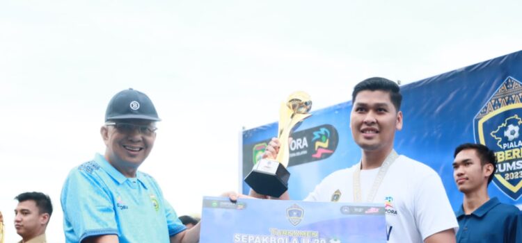 Wakil Gubernur Sumsel H. Mawardi Yahya secara resmi menutup gelaran Turnamen Sepakbola U-20 Piala Gubernur Sumsel Tahun 2023, di Stadion Bumi Siriwijaya Selasa (11/7) sore