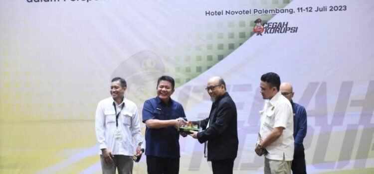 Gubernur Sumsel Herman Deru ketika membuka Focus Group Discussion (FGD) terkait ilegal drilling, di Hotel Novotel Palembang, Selasa (11/7)