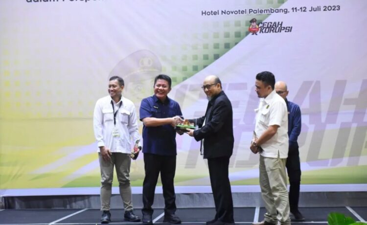 Gubernur Sumsel Herman Deru ketika membuka Focus Group Discussion (FGD) terkait ilegal drilling, di Hotel Novotel Palembang, Selasa (11/7)