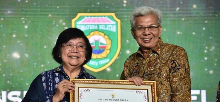 Mawardi Yahya menerima penghargaan dalam ajang Nirwasita Tantra karena menjadikan Sumsel Provinsi terbaik di Indonesia