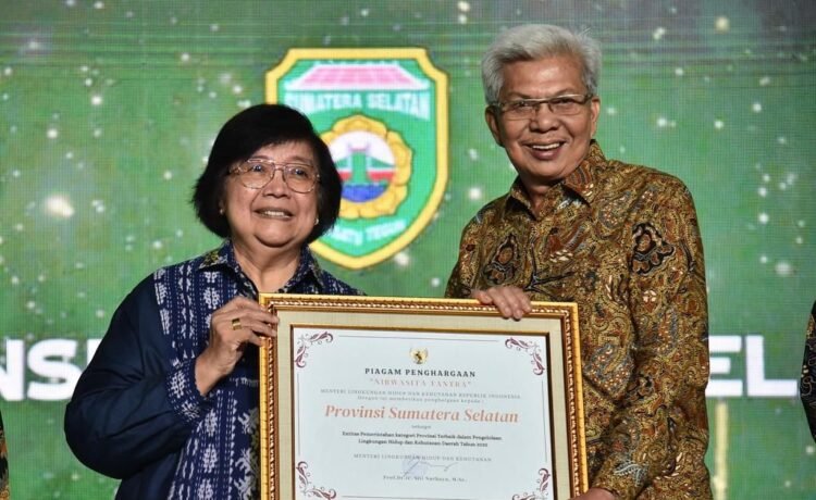 Mawardi Yahya menerima penghargaan dalam ajang Nirwasita Tantra karena menjadikan Sumsel Provinsi terbaik di Indonesia