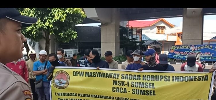 Puluhan warga tergabung DPW Masyarakat Sadar Korupsi Indonesia (MSKI-I) Sumsel Mendatangi Kejari Palembang, Pada Kamis (3/8/2023)