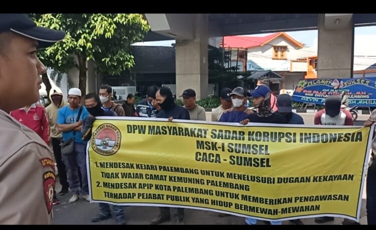 Puluhan warga tergabung DPW Masyarakat Sadar Korupsi Indonesia (MSKI-I) Sumsel Mendatangi Kejari Palembang, Pada Kamis (3/8/2023)