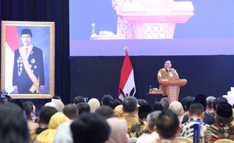 Menhan Prabowo Subianto dalam acara Seminar Ekonomi yang diselenggarakan Universitas Kebangsaan Republik Indonesia di Balroom Hotel Bidakara, Jakarta, Selasa (15/8/2023)