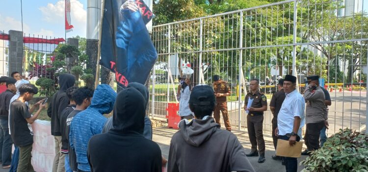 Koalisi Aktivis Revolusioner Sumatera Selatan, tadi pagi menggelar unjuk rasa di depan Kantor Kejati Sumatera Selatan
