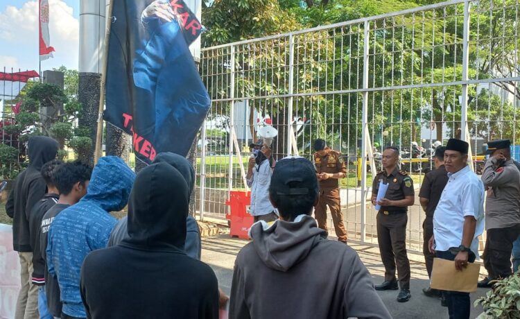Koalisi Aktivis Revolusioner Sumatera Selatan, tadi pagi menggelar unjuk rasa di depan Kantor Kejati Sumatera Selatan