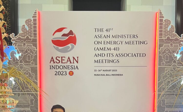 AM Pembinaan KP & Hyperkes PTBA Bima Arifiyanto (kiri), SVP Perencanaan PTBA Septyo Cholidie (tengah), dan VP Perawatan Alat Produksi & Penunjang Tambang PTBA Slamet Widodo (kanan) mewakili manajemen PTBA menerima penghargaan Runner-up ASEAN Coal Award.