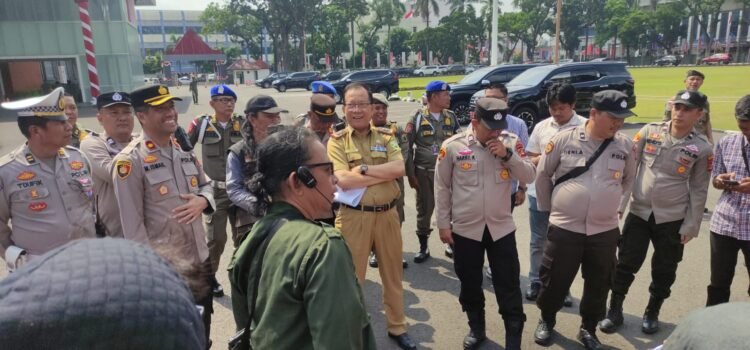 Puluhan massa dari Aliansi Seniman Menggugat (ASEM) melakukan aksi demonstrasi di Kantor Gubernur Sumatera Selatan (Sumsel), Selasa (29/8) pagi.