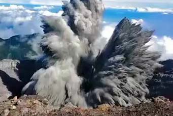 Tangkapan layar  kawah merapi Dempo erupsi