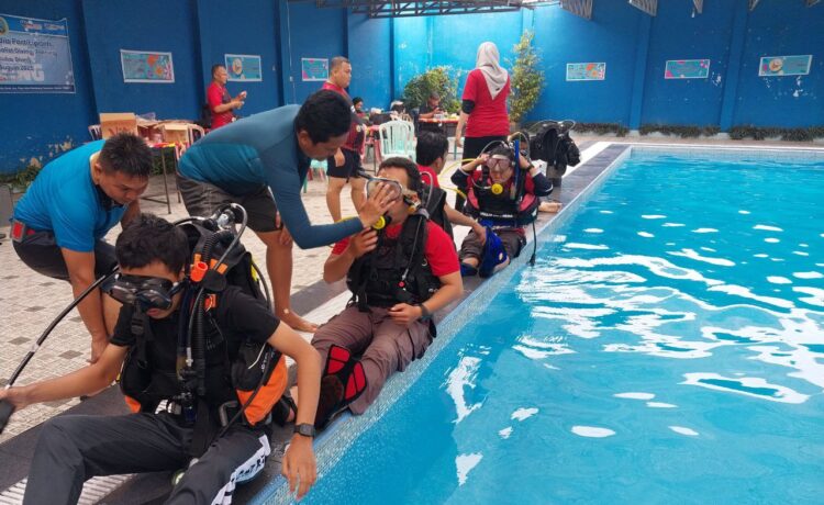 Jurnalis Sumsel saat mengikuti pelatihan "Indonesian Journalist Diving", Jumat (18/8/2023) di Kolam Renang Palmerah, Plaju, Palembang