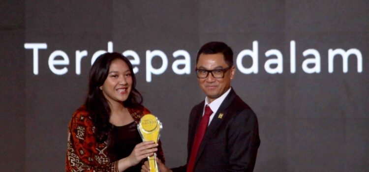 Direktur Utama PLN Darmawan Prasodjo (kanan) menerima penghargaan Detikcom Awards 2023 yang diserahkan oleh Staf Khusus Presiden RI sekaligus CEO Trans Digital Lifestyle Group, Putri Tanjung (kiri), pada Kamis (21/9), di Jakarta