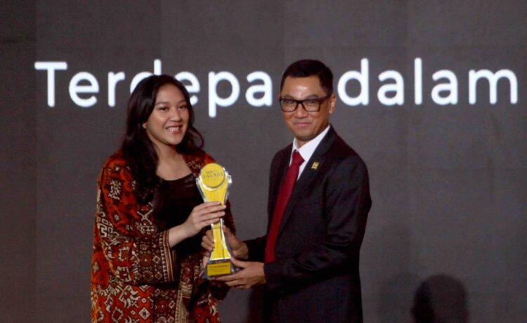 Direktur Utama PLN Darmawan Prasodjo (kanan) menerima penghargaan Detikcom Awards 2023 yang diserahkan oleh Staf Khusus Presiden RI sekaligus CEO Trans Digital Lifestyle Group, Putri Tanjung (kiri), pada Kamis (21/9), di Jakarta