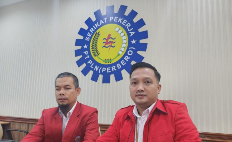 Sekretaris DPD SP PLN UID S2JB, Iman Aswilton (kiri) didampingi Ketua DPC SP PLN UP3 Palembang, Rangga Zumartha (kanan)