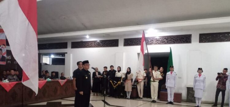 Bupati Empat Lawang Joncik Muhammad mengukuhkan 27 orang anggota Pasukan Pengibar Bendera Pusaka (Paskibraka)