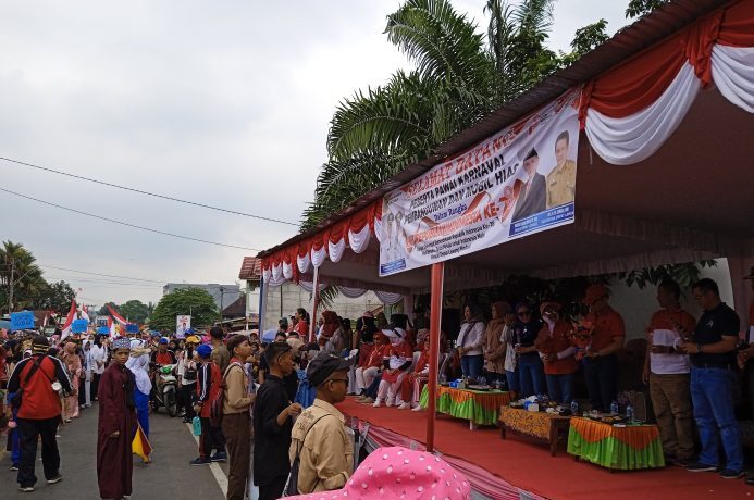 Saat pertunjukkan siswa SMP di Depan Bupati Empat Lawang Yang Berlokasi di Depan SD 08 Tebing Tinggi, Sabtu (19/08/23)