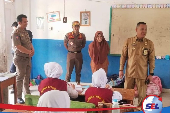 Penjabat Bupati Empat Lawang Fauzan Khoiri Denin melakukan kunjungan ke beberapa sekolah di Kecamatan Tebing Tinggi