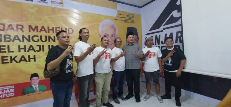 DPD Pro GAMA Sumsel berfoto bersama Ketua TPD Ganjar-Mahfud Sumsel Yahya Maya Sakti usai deklarasi dukungan terhadap Ganjar-Mahfud, Rabu (27/12/2023) malam