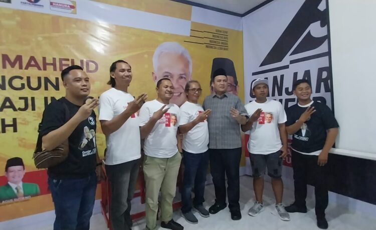 DPD Pro GAMA Sumsel berfoto bersama Ketua TPD Ganjar-Mahfud Sumsel Yahya Maya Sakti usai deklarasi dukungan terhadap Ganjar-Mahfud, Rabu (27/12/2023) malam