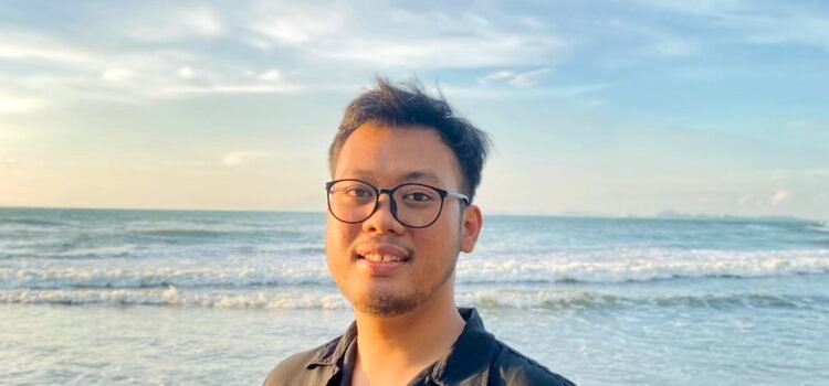 Noval Hariyanto, pemuda asal Desa Tegal Rejo di Kabupaten Muara Enim, menceritakan pengalamannya sebagai peserta Program Bantuan Biaya Pendidikan Mahasiswa Sekitar Bukit Asam